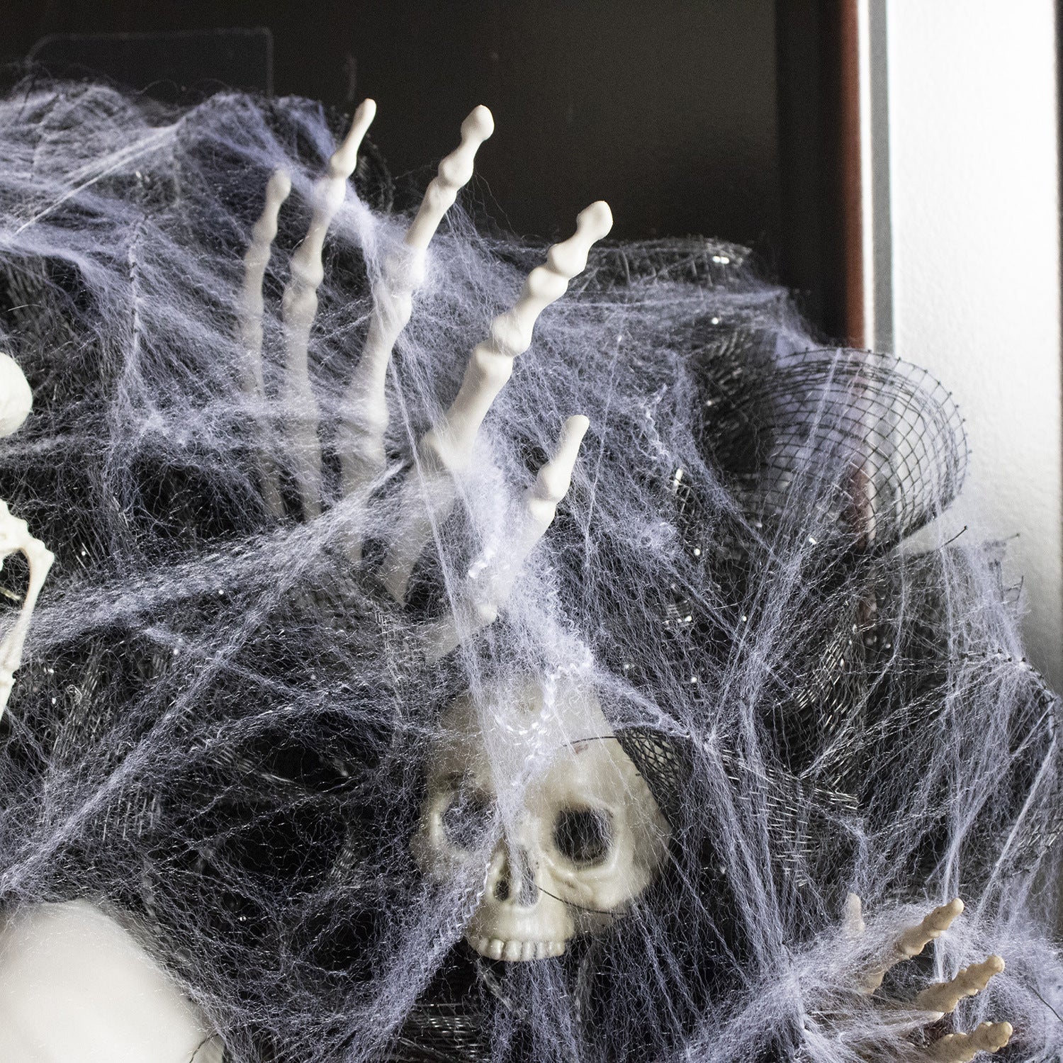 Couronne effrayante – Guirlande squelette en filet pour Halloween, décoration porte et mur (45×45×10 cm)