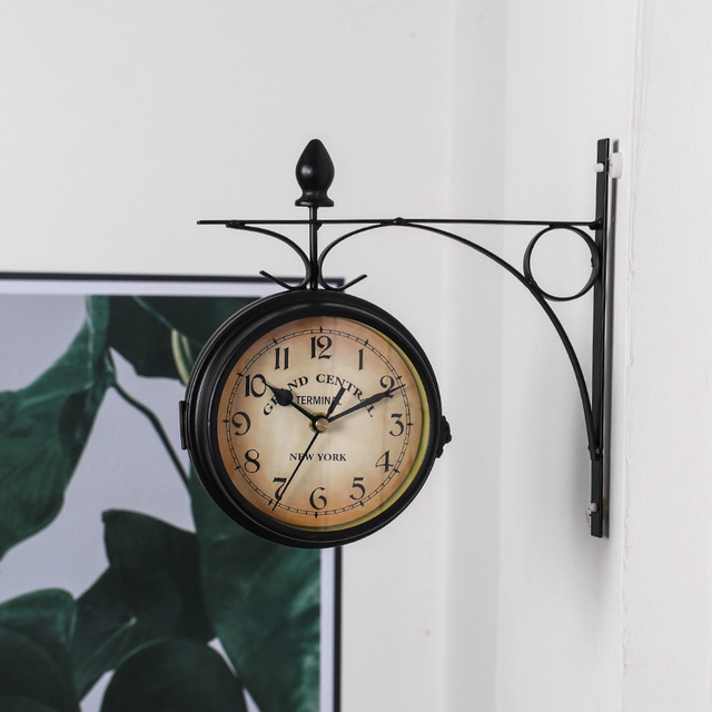 Horloge murale vintage double face - une montre élégante pour votre maison