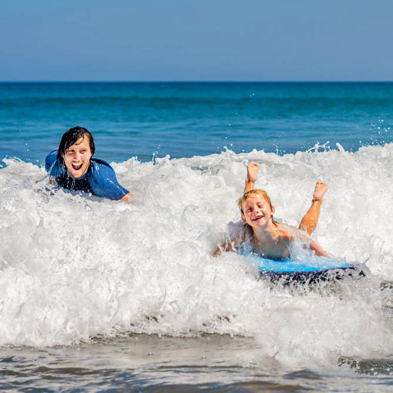Planche de natation gonflable en forme de planche de surf pour piscine et plage, avec poignées.