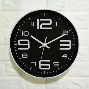 Horloge murale avec grand cadran et design moderne