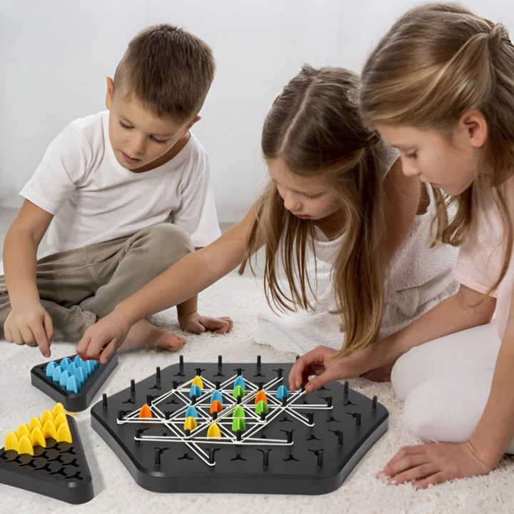 Jeu de société de stratégie triangulaire – 2 à 4 joueurs et casse-tête familial amusant