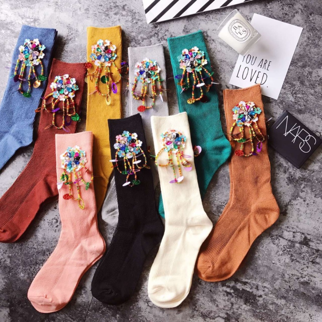 Chaussettes Femme Brodées à la Main – Perles & Paillettes Colorées pour un Style Unique