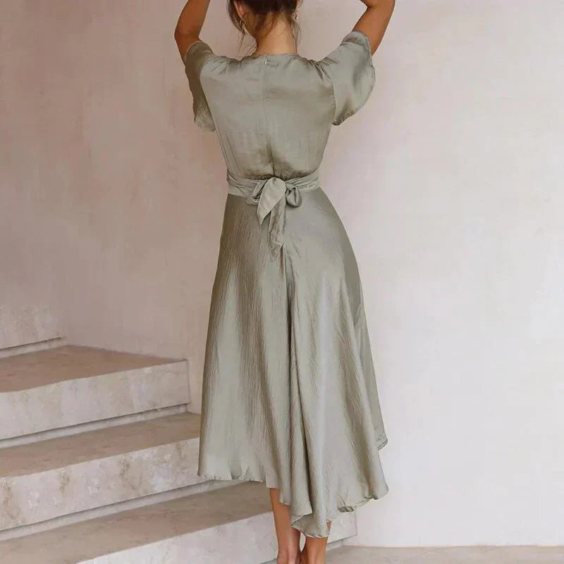 Robe midi élégante avec détail de nœud et jupe fluide pour les journées d'été