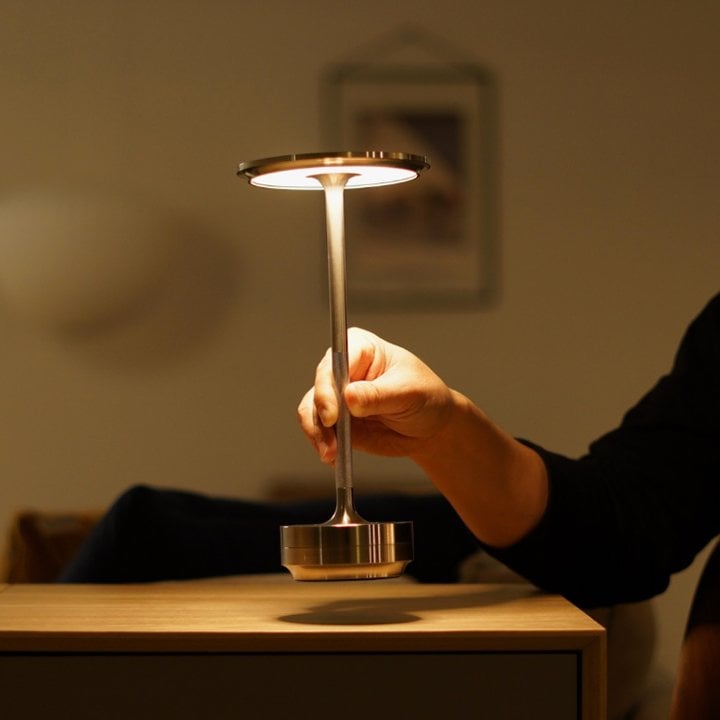 Lampe de table sans fil – Lampe de bureau étanche à intensité variable et rechargeable