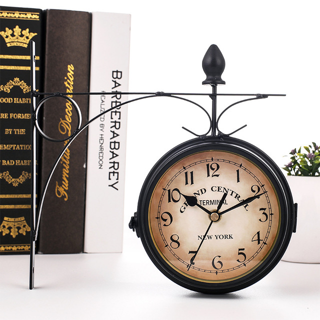 Horloge murale vintage double face - une montre élégante pour votre maison
