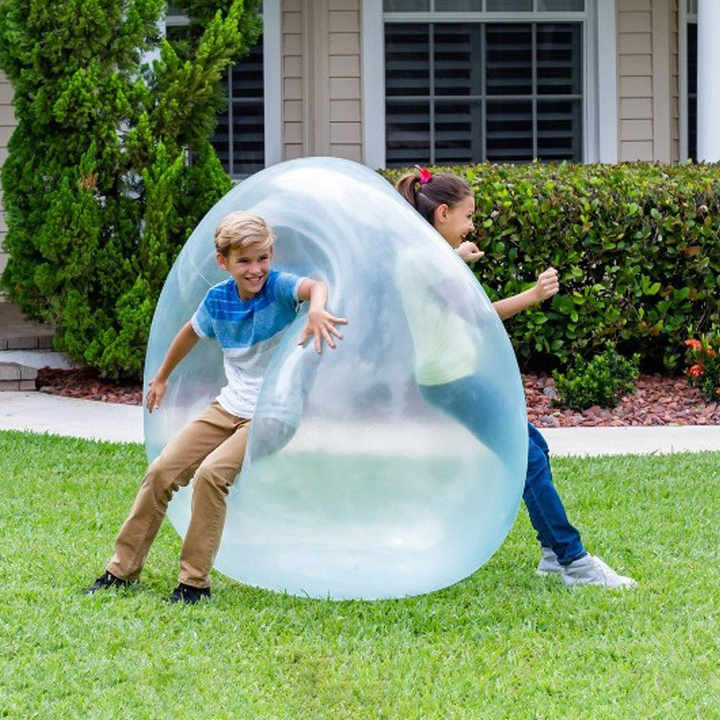 Grande balle de jeu gonflable pour enfants, avec un design flexible et des jeux actifs en plein air