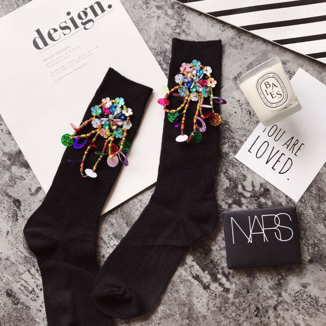 Chaussettes Femme Brodées à la Main – Perles & Paillettes Colorées pour un Style Unique