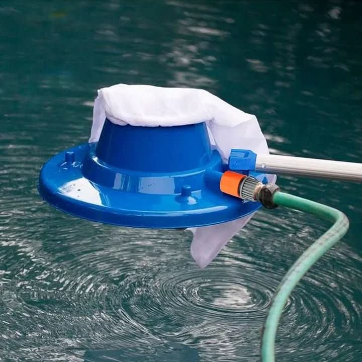 Nettoyeur de piscine avec raccord de tuyau pour le nettoyage du fond et des parois