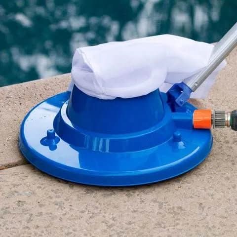 Nettoyeur de piscine avec raccord de tuyau pour le nettoyage du fond et des parois