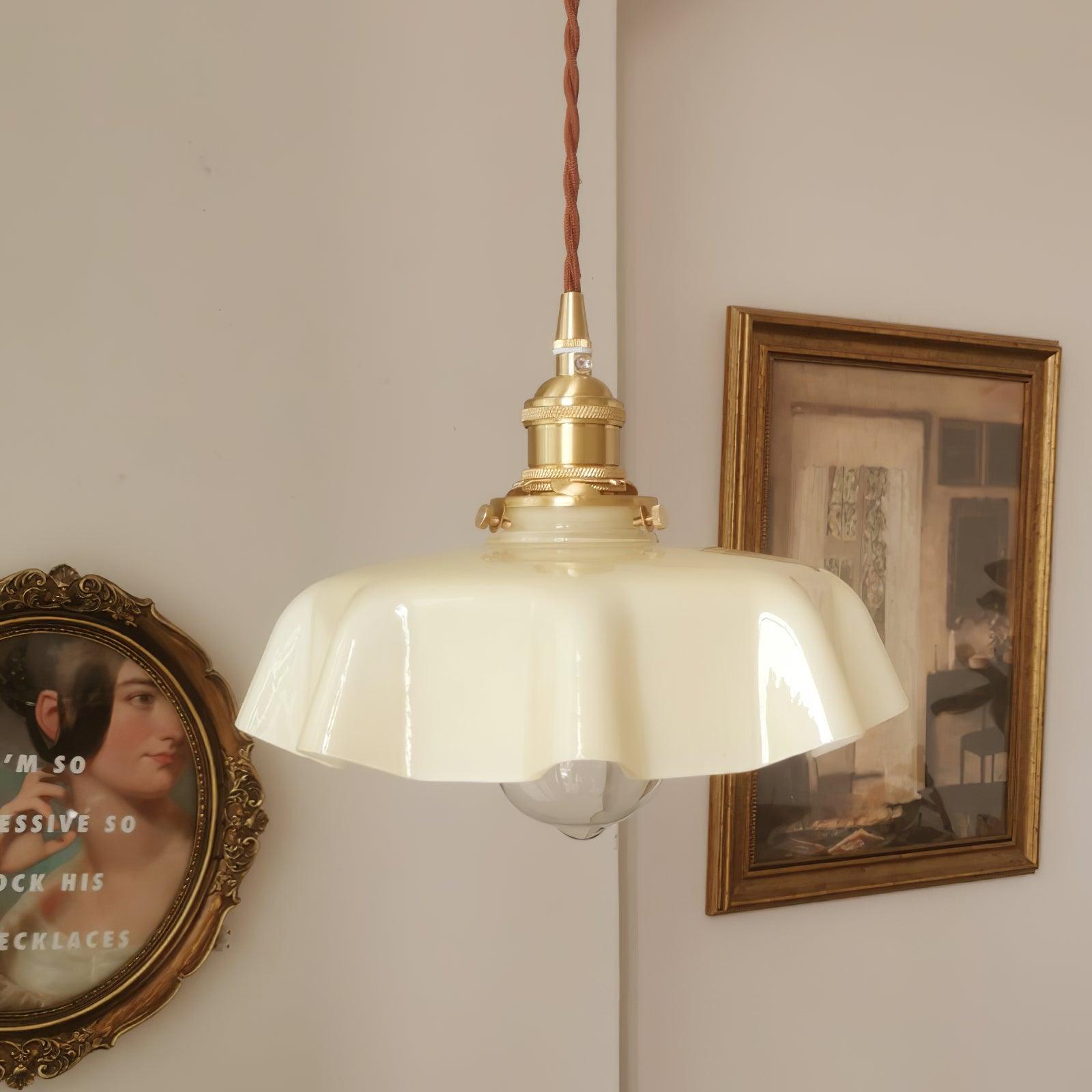 Lampe à suspension plissée à fleurs françaises — Design d'éclairage vintage