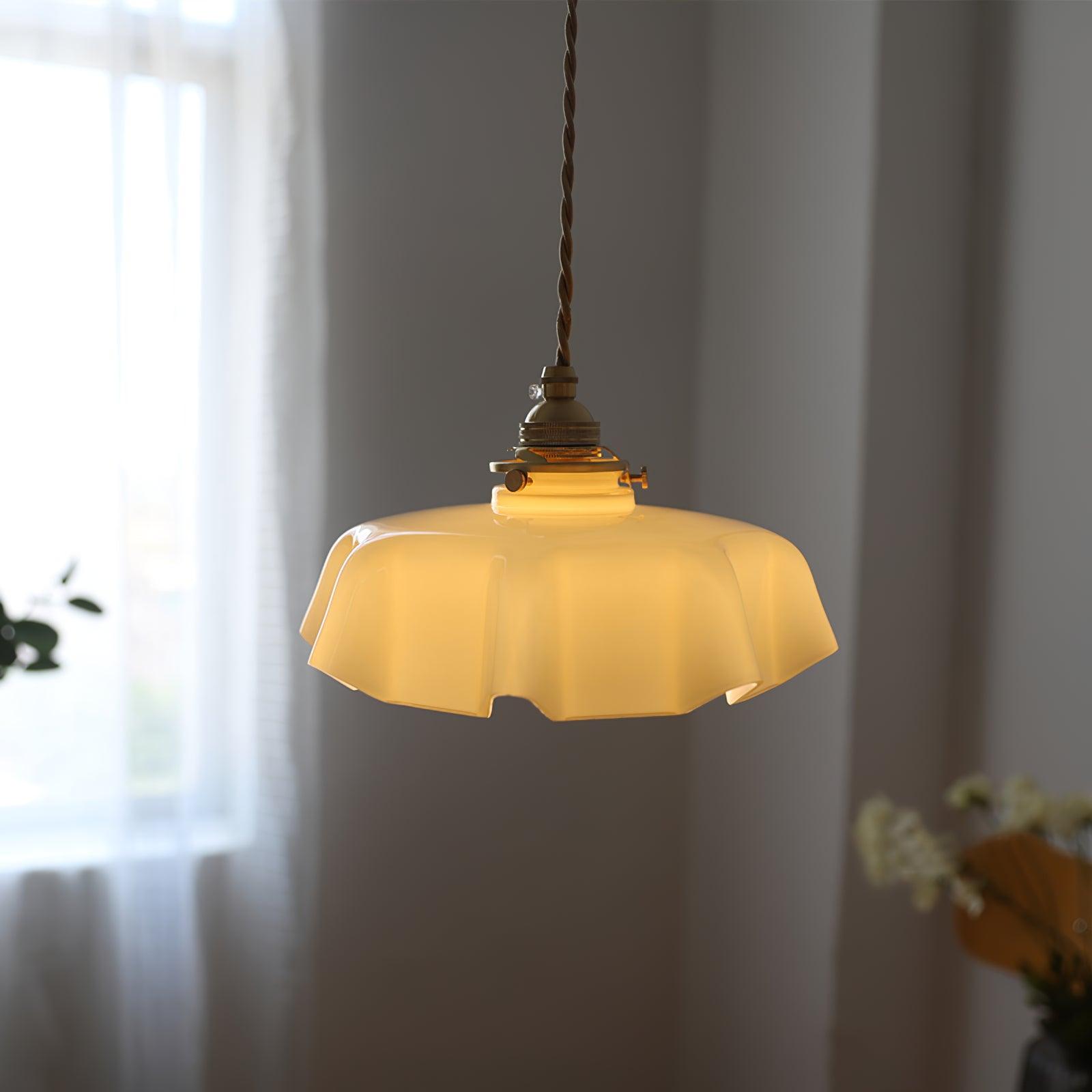 Lampe à suspension plissée à fleurs françaises — Design d'éclairage vintage