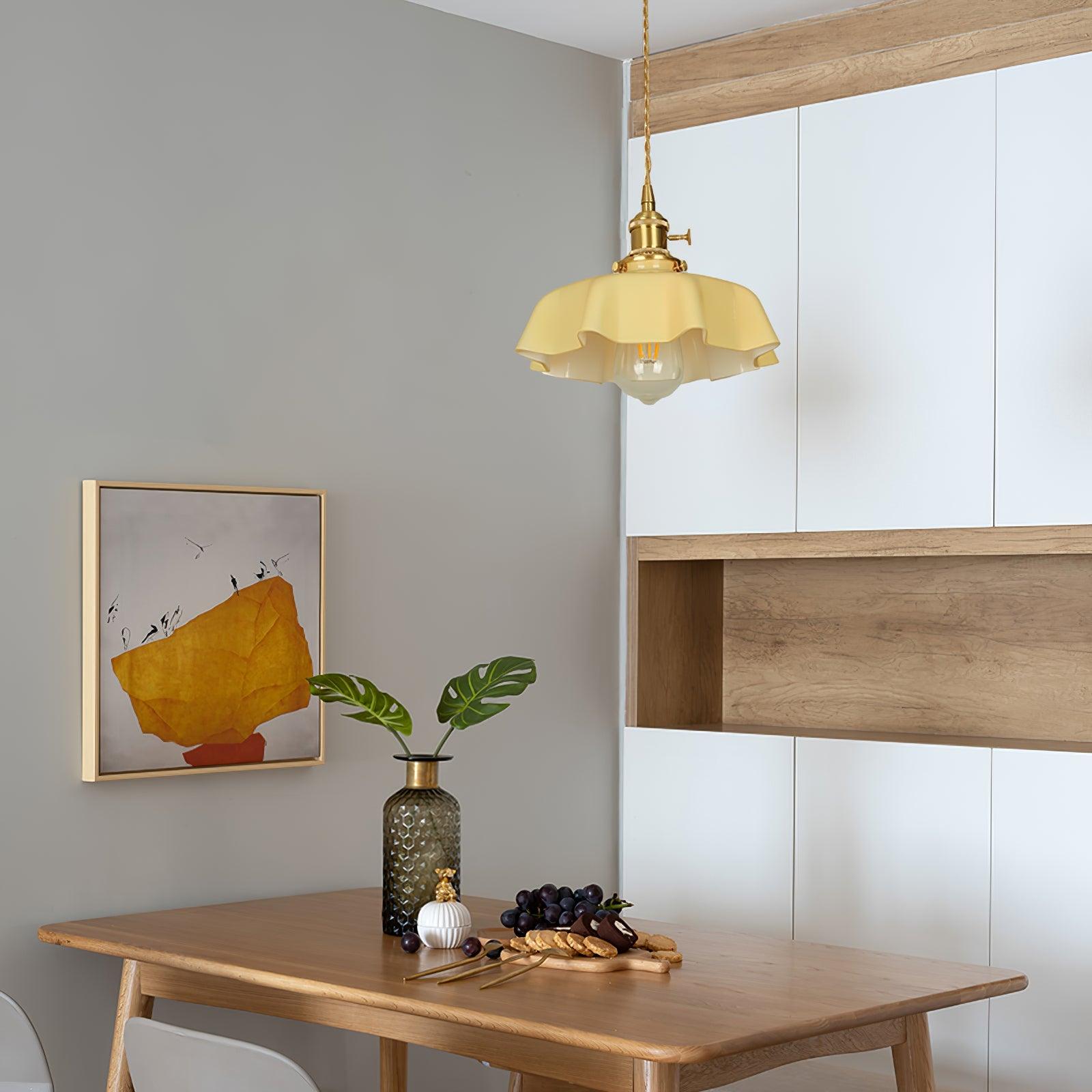Lampe à suspension plissée à fleurs françaises — Design d'éclairage vintage