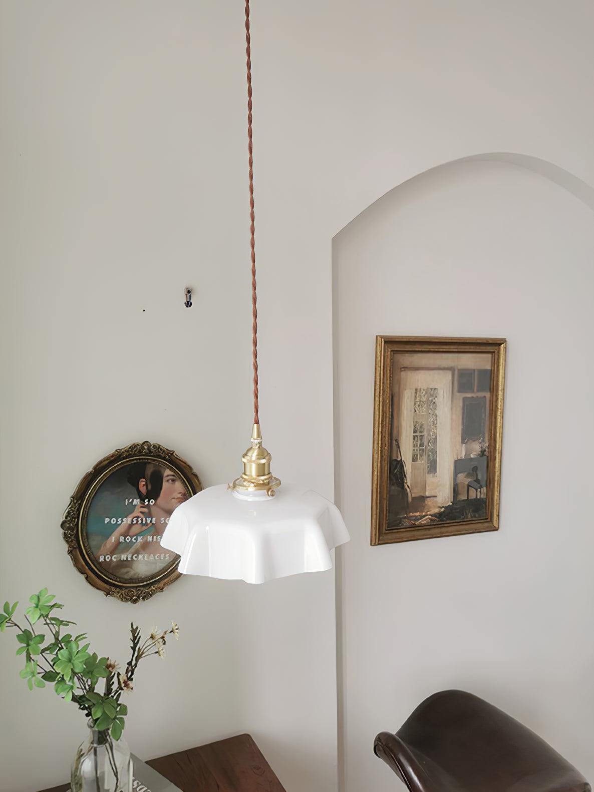 Lampe à suspension plissée à fleurs françaises — Design d'éclairage vintage