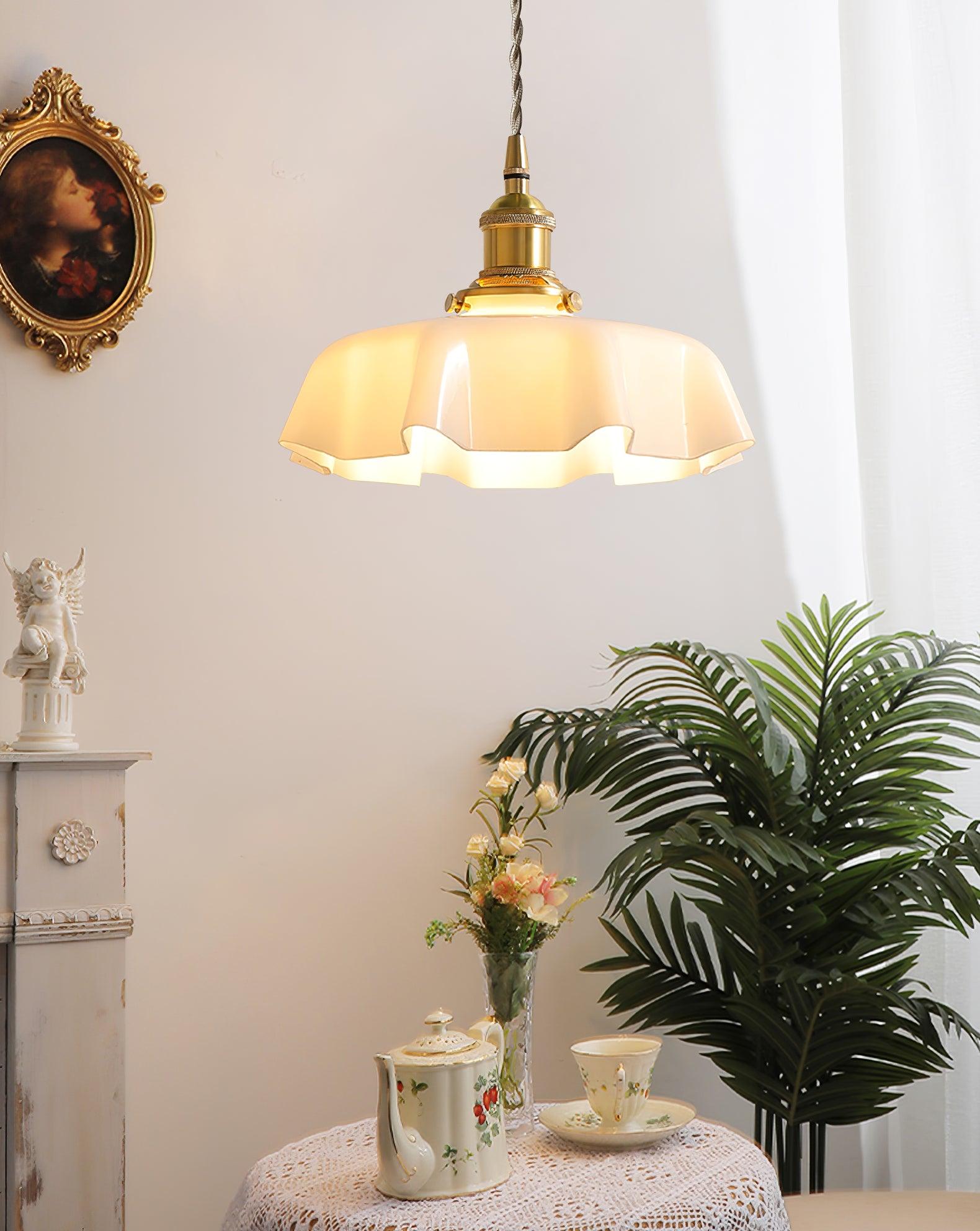 Lampe à suspension plissée à fleurs françaises — Design d'éclairage vintage