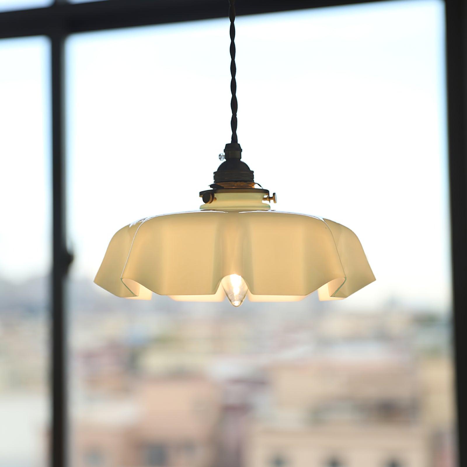 Lampe à suspension plissée à fleurs françaises — Design d'éclairage vintage