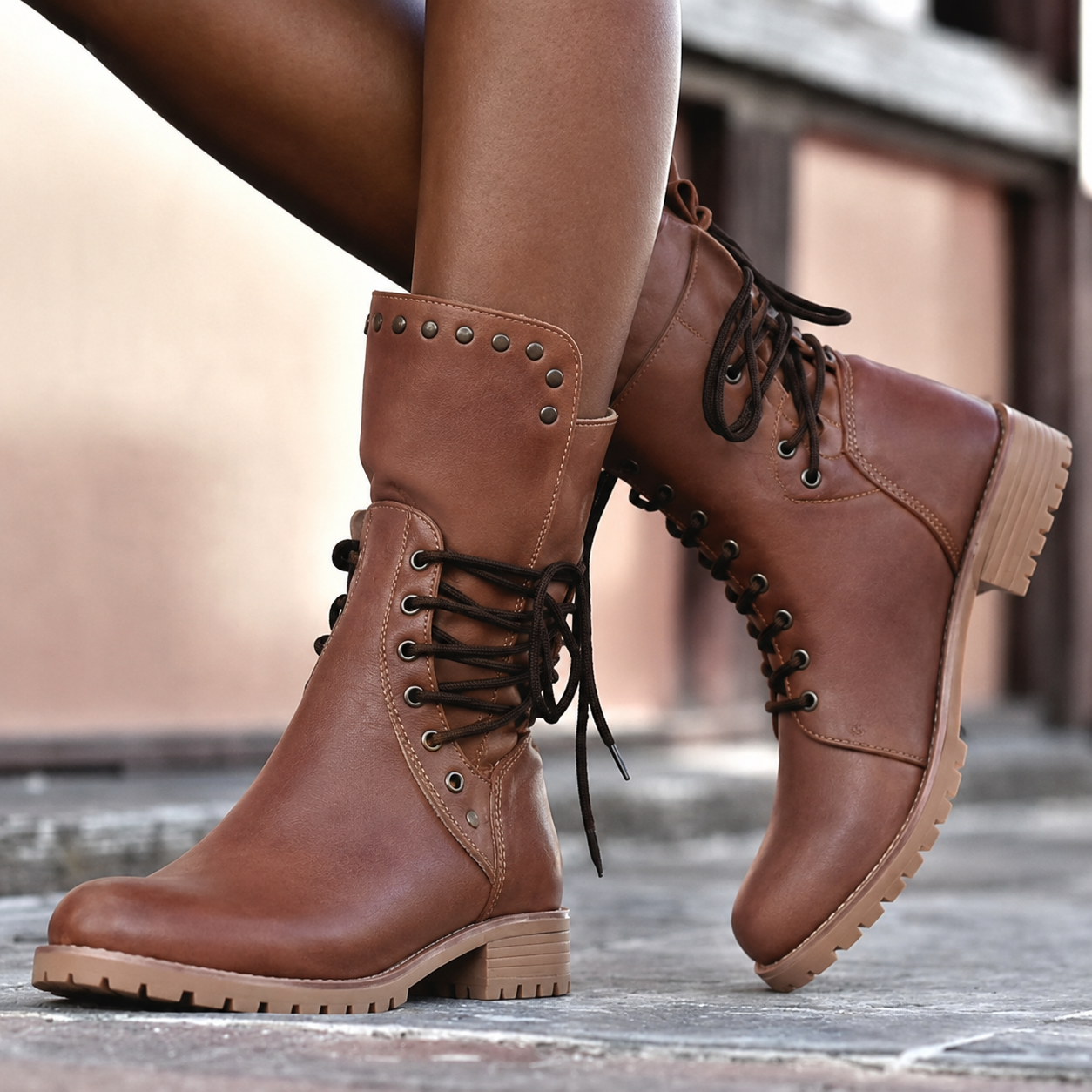 Bottes de combat mi-mollet pour femmes avec lacets et détails cloutés