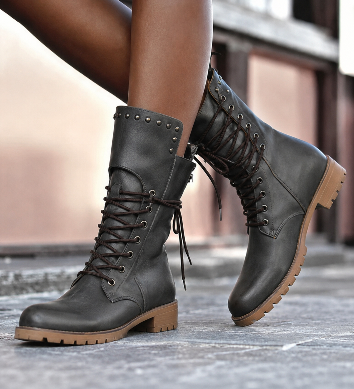 Bottes de combat mi-mollet pour femmes avec lacets et détails cloutés