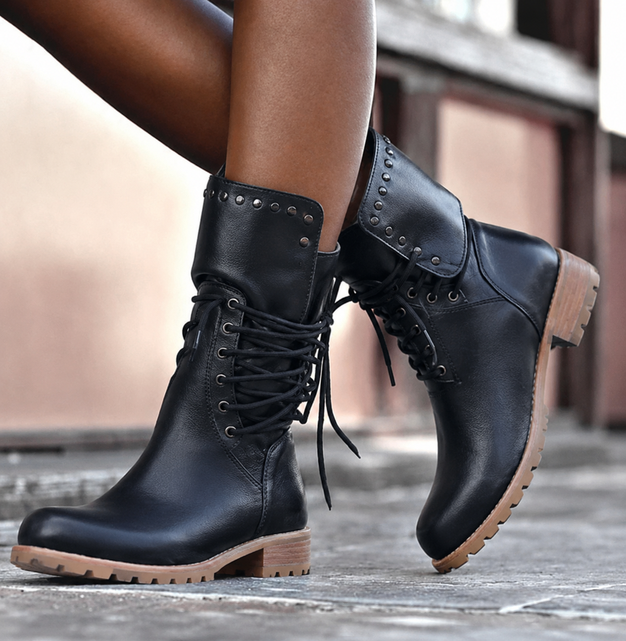 Bottes de combat mi-mollet pour femmes avec lacets et détails cloutés