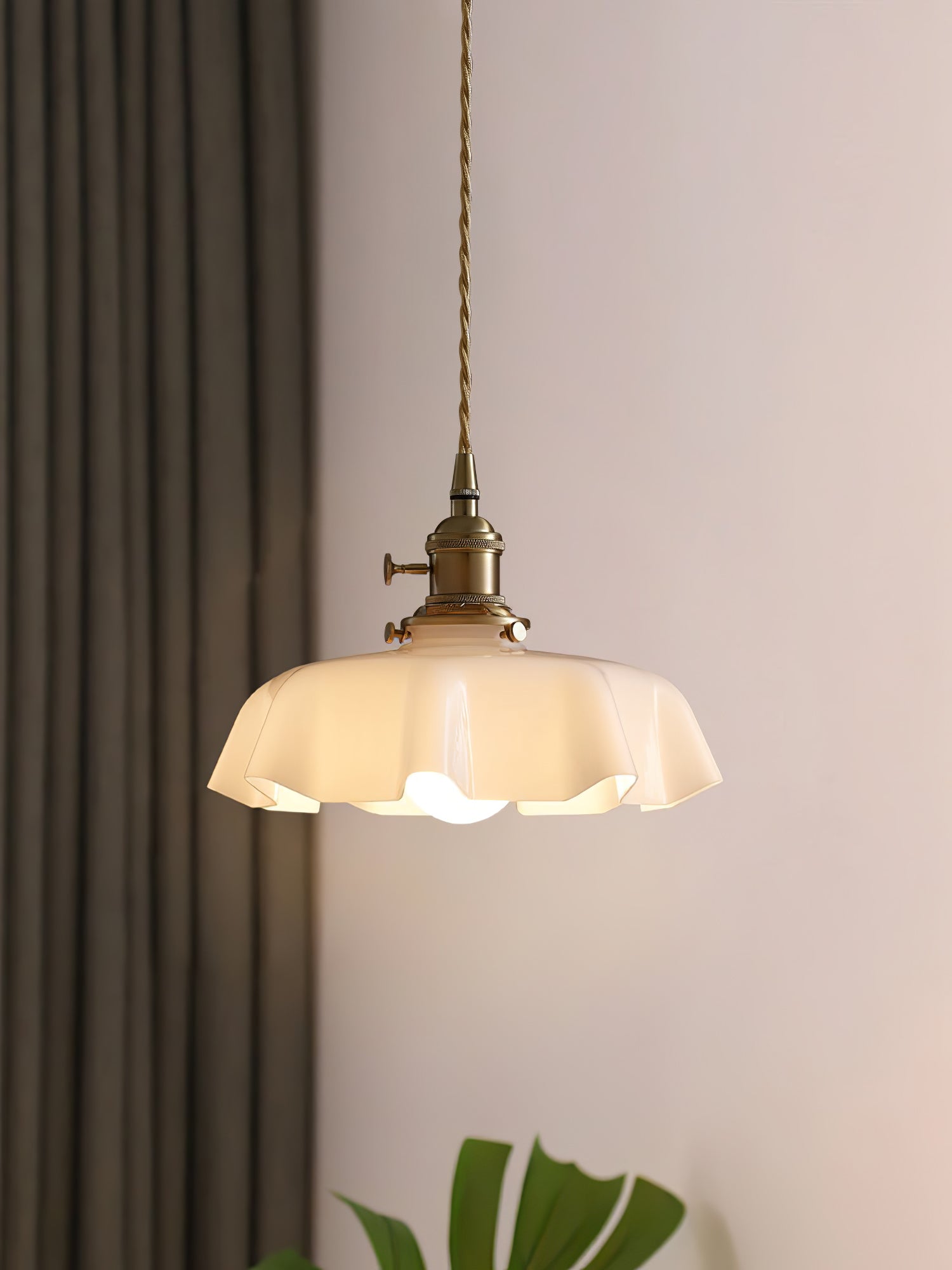 Lampe à suspension plissée à fleurs françaises — Design d'éclairage vintage