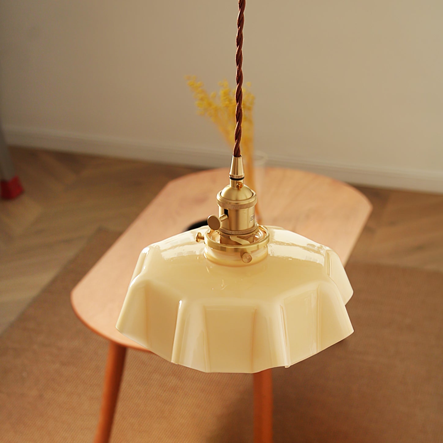 Lampe à suspension plissée à fleurs françaises — Design d'éclairage vintage