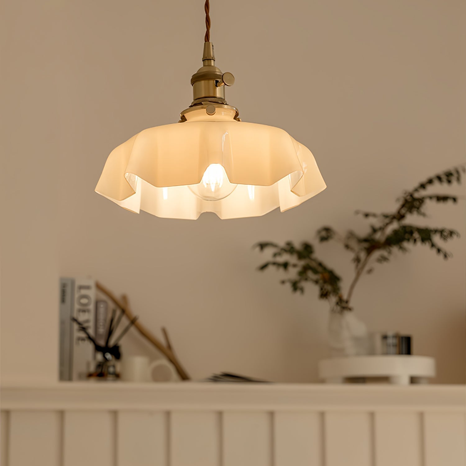 Lampe à suspension plissée à fleurs françaises — Design d'éclairage vintage