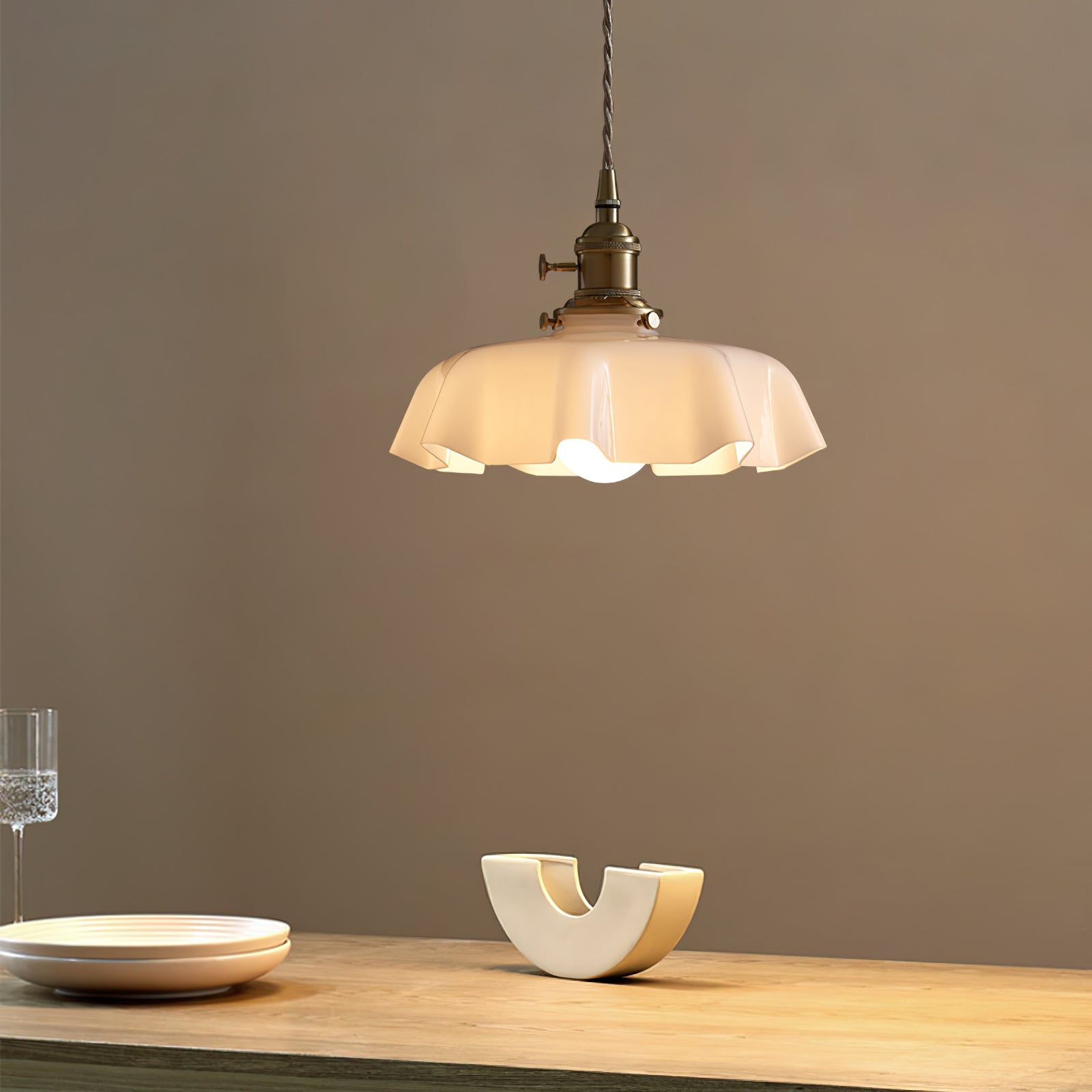 Lampe à suspension plissée à fleurs françaises — Design d'éclairage vintage