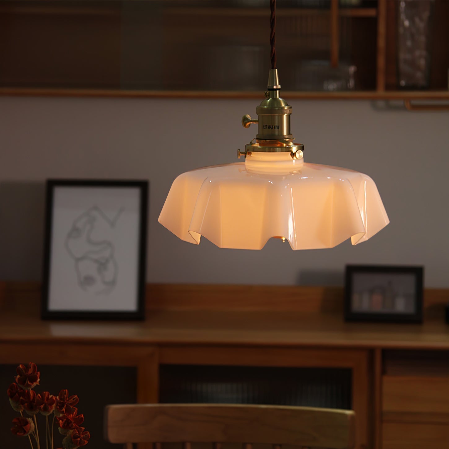 Lampe à suspension plissée à fleurs françaises — Design d'éclairage vintage
