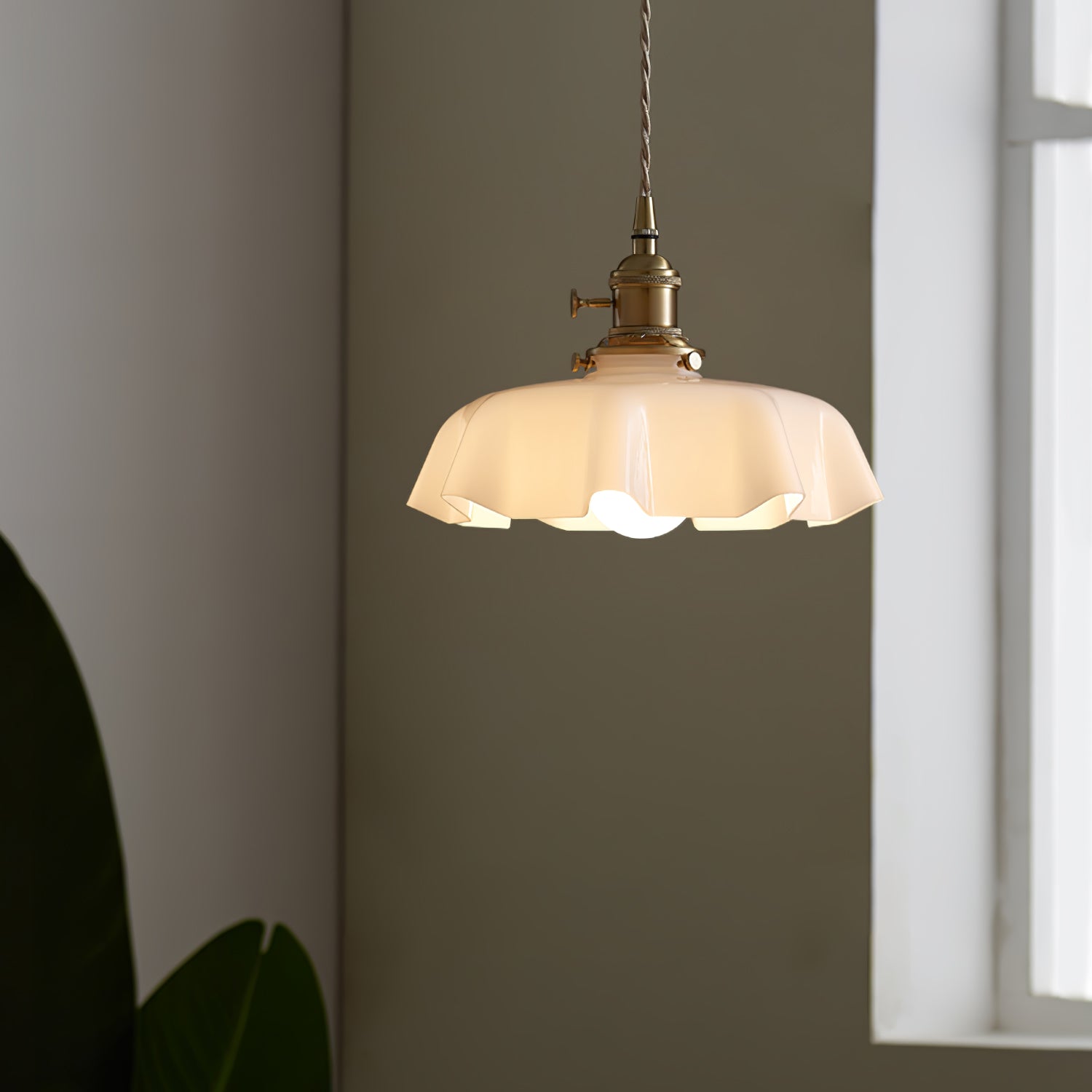 Lampe à suspension plissée à fleurs françaises — Design d'éclairage vintage