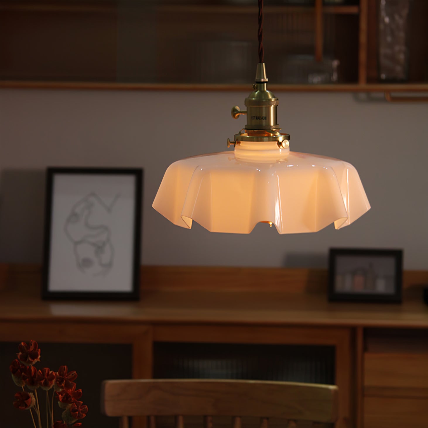 Lampe à suspension plissée à fleurs françaises — Design d'éclairage vintage