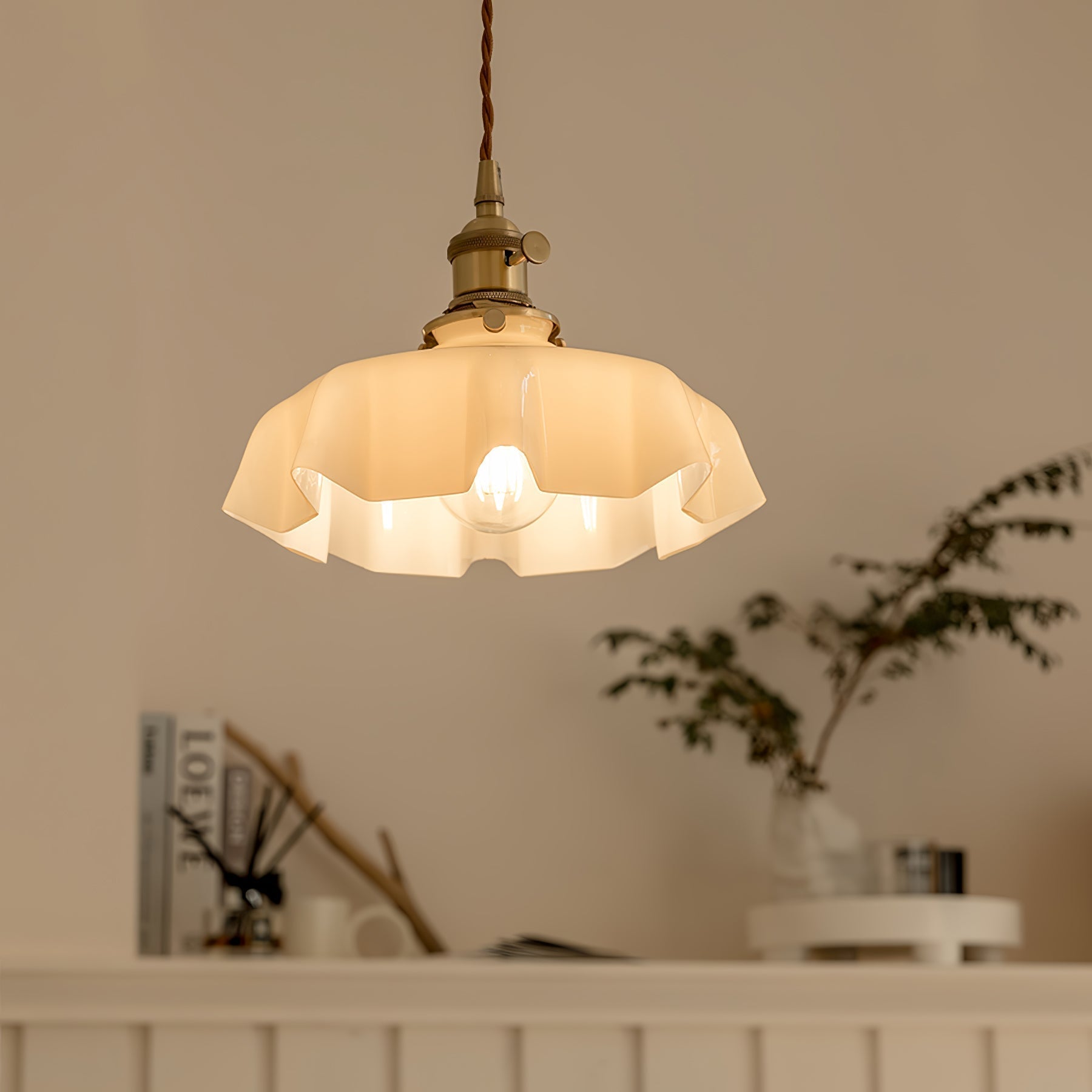 Lampe à suspension plissée à fleurs françaises — Design d'éclairage vintage