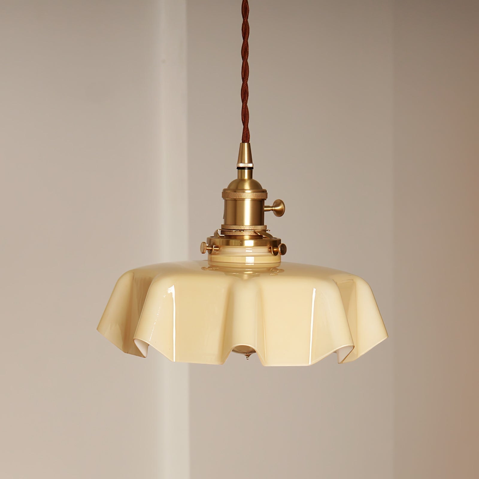 Lampe à suspension plissée à fleurs françaises — Design d'éclairage vintage