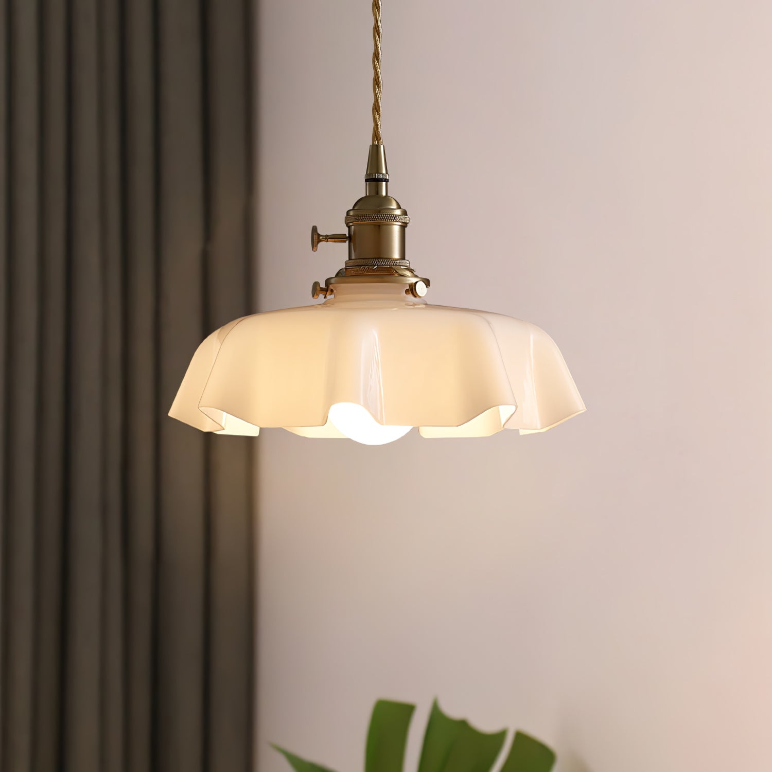 Lampe à suspension plissée à fleurs françaises — Design d'éclairage vintage