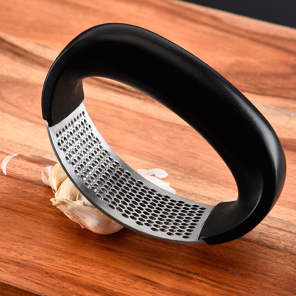 Presse-ail incurvé en acier inoxydable | Votre gadget de cuisine préféré