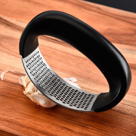 Presse-ail incurvé en acier inoxydable | Votre gadget de cuisine préféré