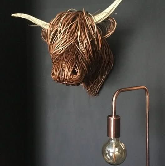 Décoration murale rustique en forme de tête de vache pour une maison unique.
