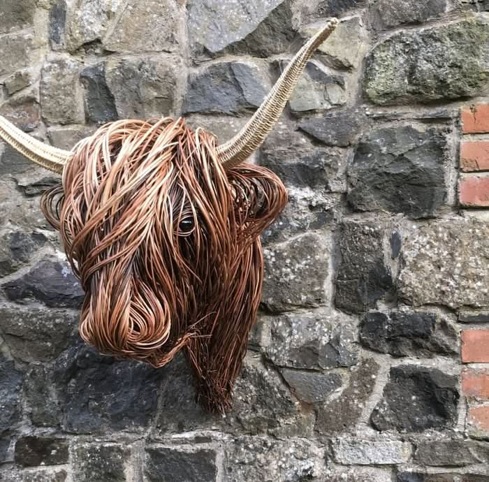 Décoration murale rustique en forme de tête de vache pour une maison unique.