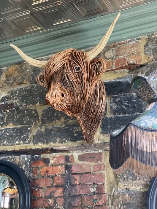 Décoration murale rustique en forme de tête de vache pour une maison unique.