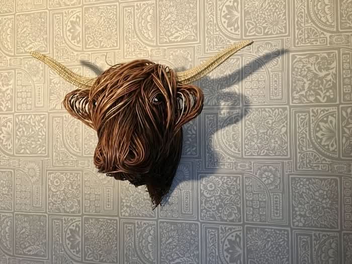 Décoration murale rustique en forme de tête de vache pour une maison unique.