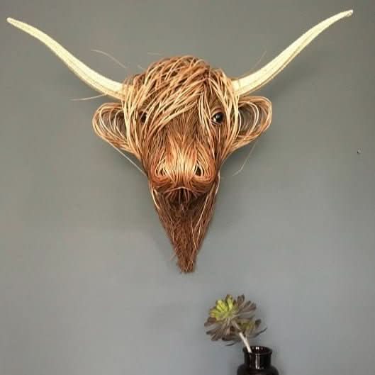 Décoration murale rustique en forme de tête de vache pour une maison unique.