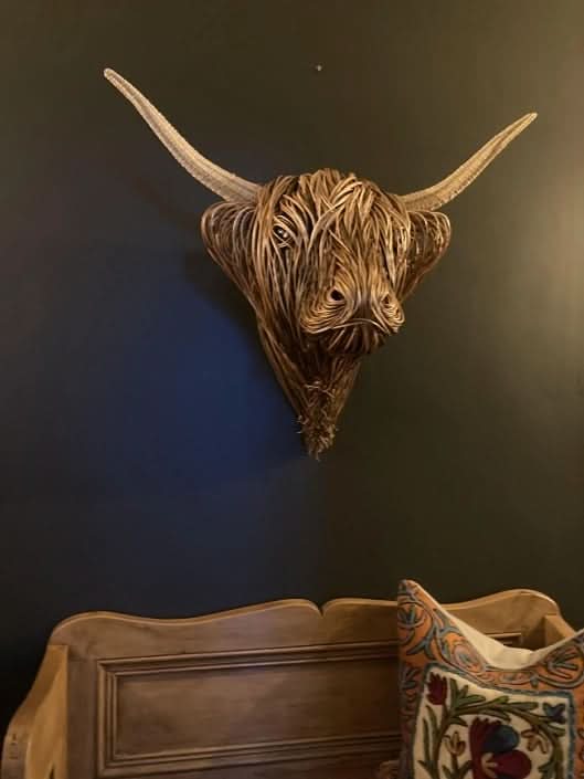 Décoration murale rustique en forme de tête de vache pour une maison unique.