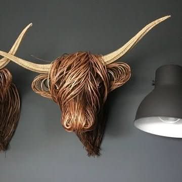 Décoration murale rustique en forme de tête de vache pour une maison unique.
