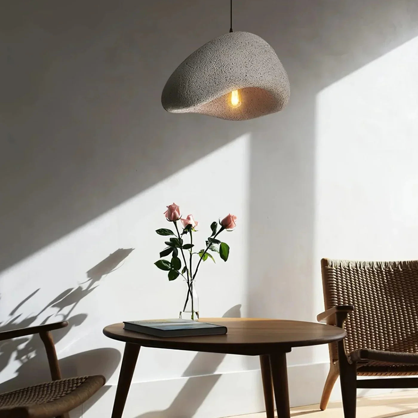 Lampe suspendue minimaliste avec texture naturelle et lumière d'ambiance chaleureuse pour salle à manger et salon | Sansotis