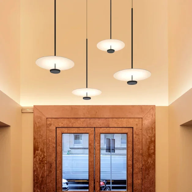 Lampe à suspension Lunara Arc pour intérieurs de maison contemporains