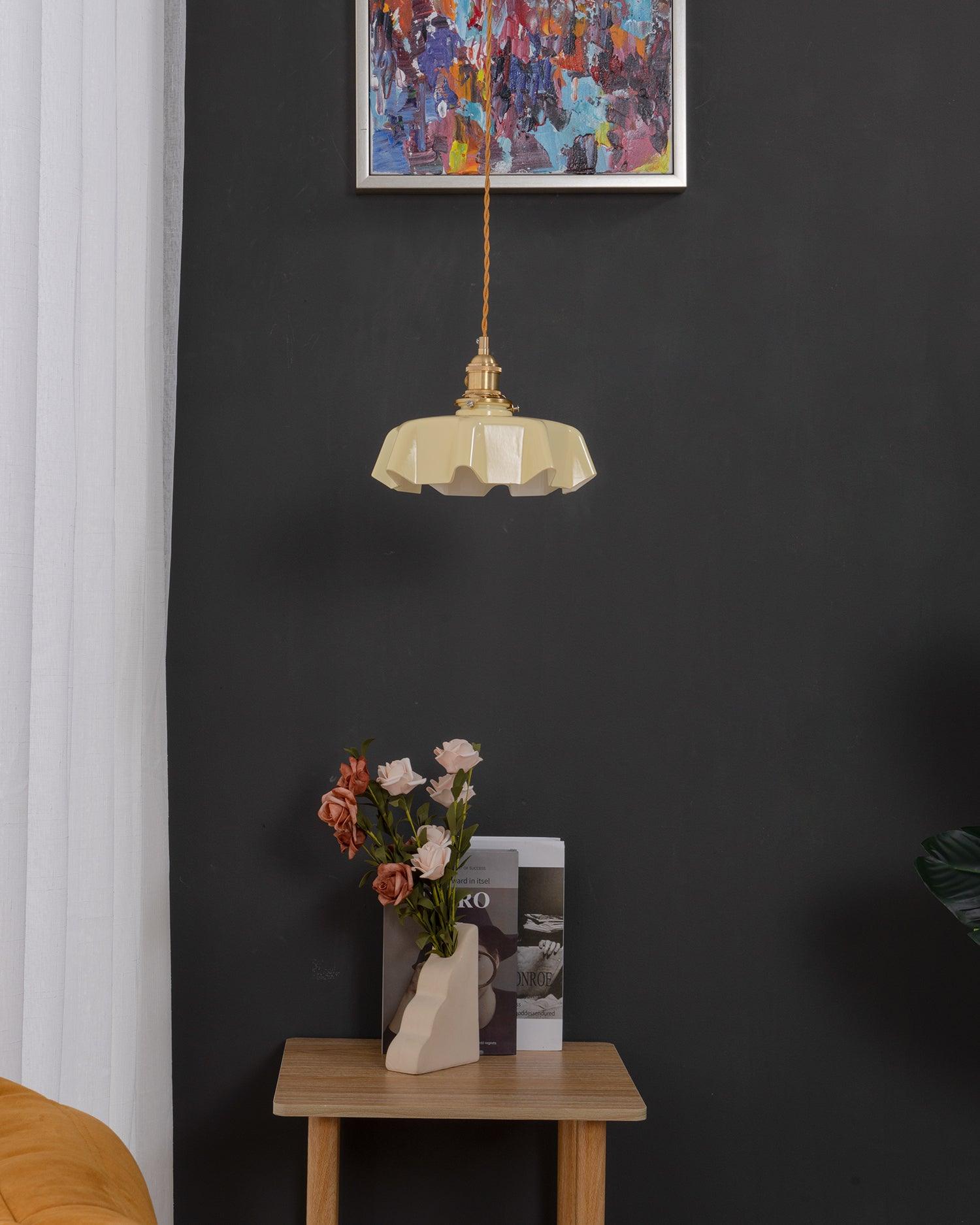 Lampe à suspension plissée à fleurs françaises — Design d'éclairage vintage