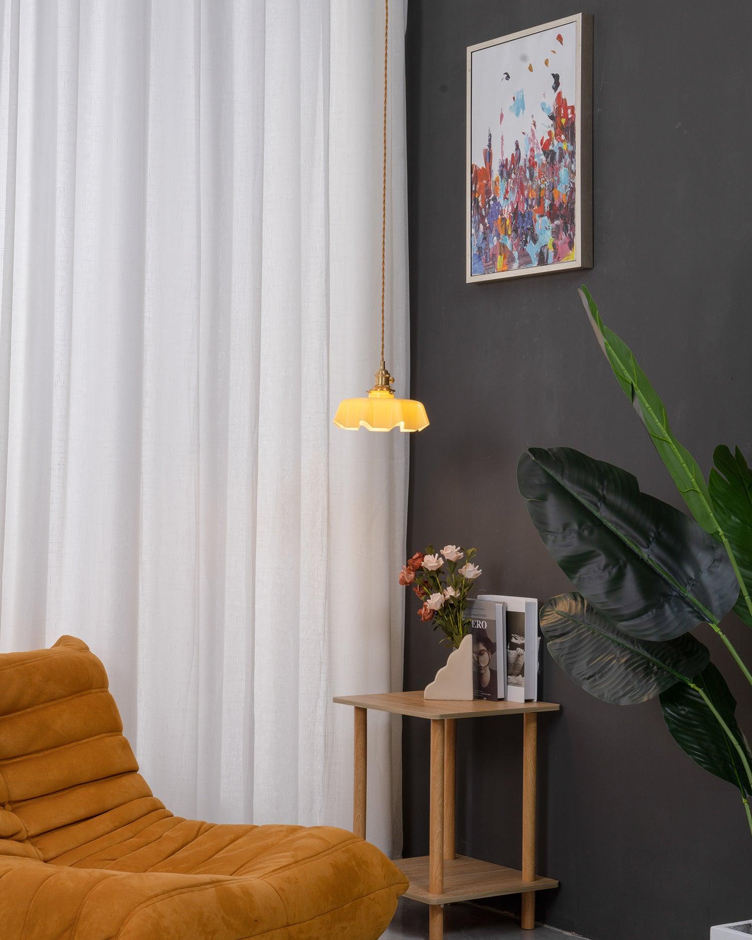 Lampe à suspension plissée à fleurs françaises — Design d'éclairage vintage