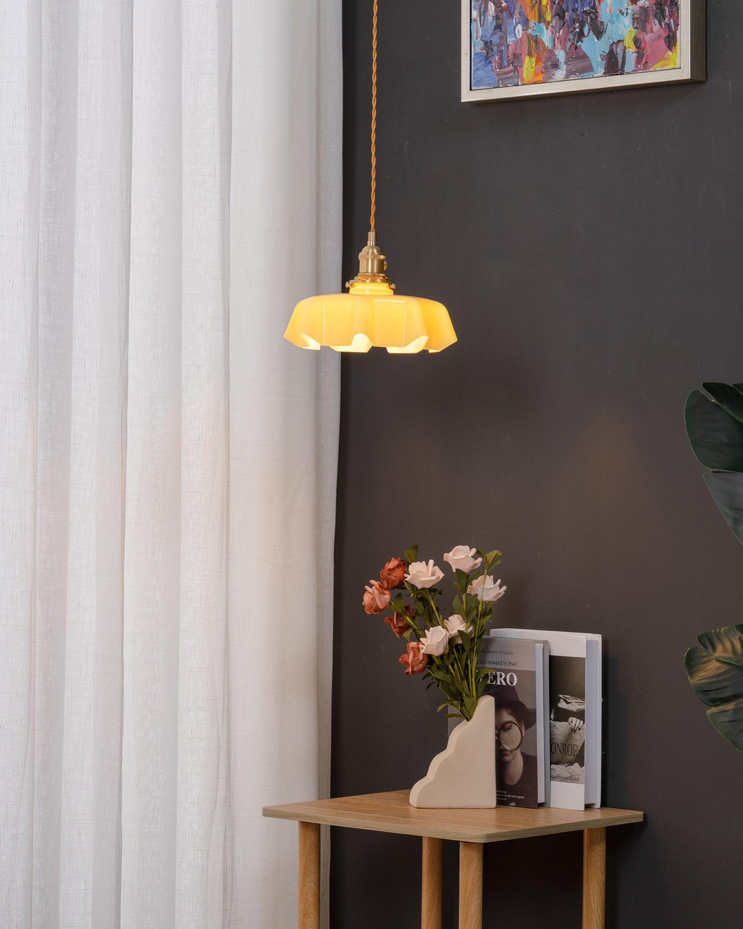 Lampe à suspension plissée à fleurs françaises — Design d'éclairage vintage