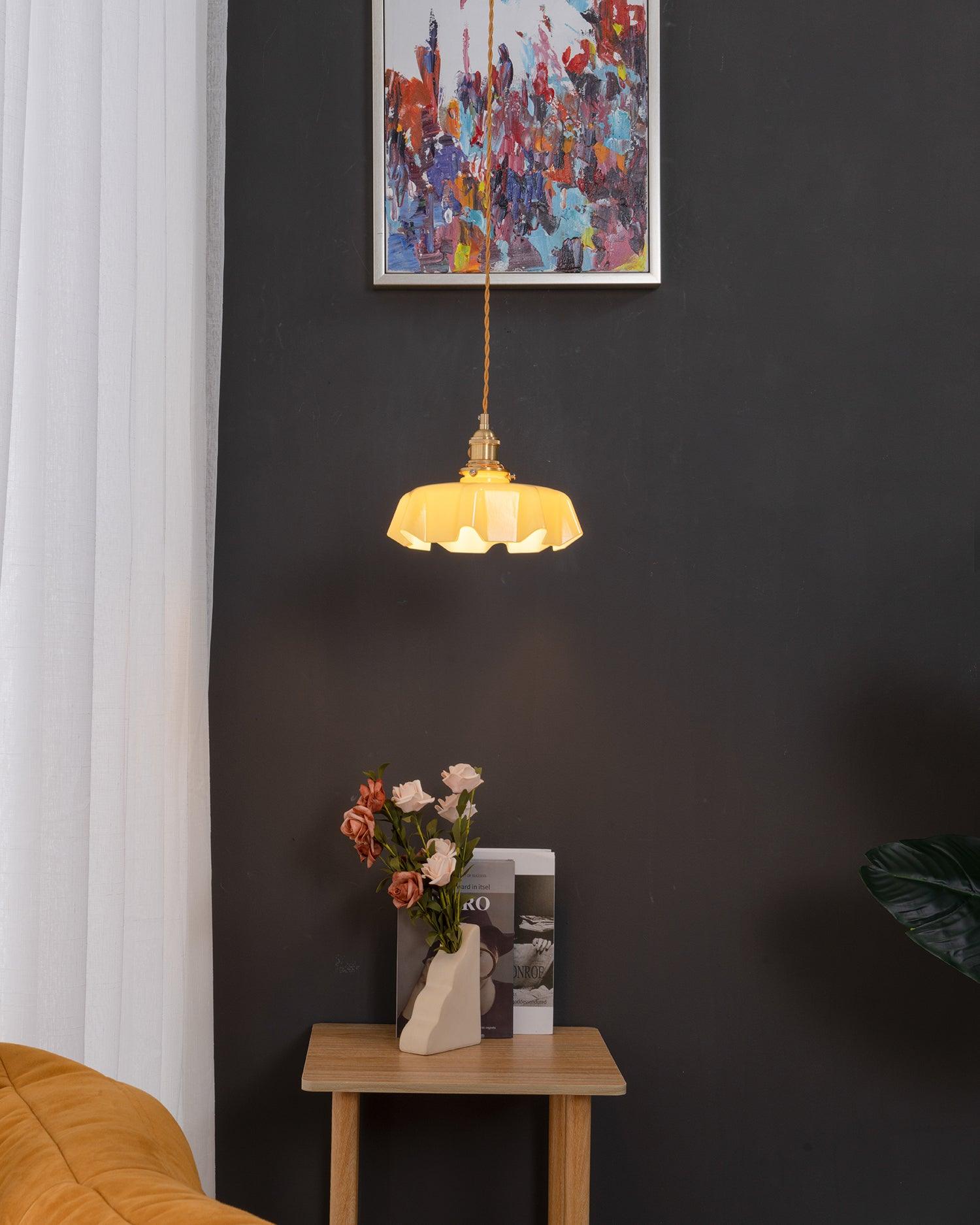 Lampe à suspension plissée à fleurs françaises — Design d'éclairage vintage