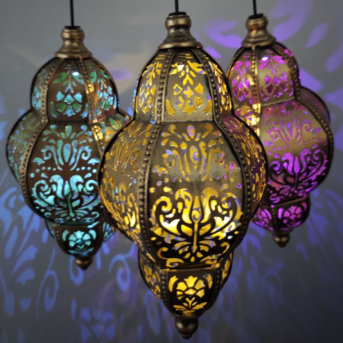 Lampe suspendue marocaine en métal sculpté avec projection d'ombre décorative et auvent