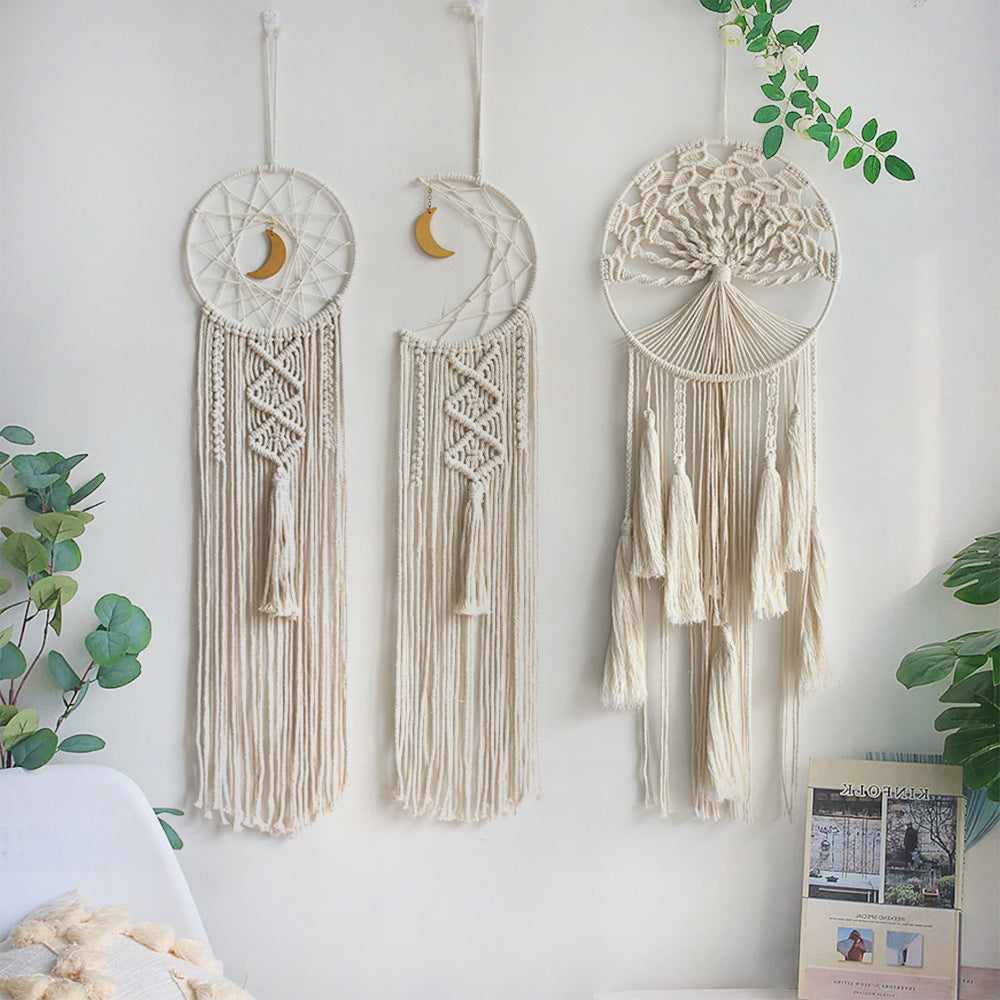Décoration murale macramé motif lune beige, lune dorée, en matériaux naturels, facile à accrocher