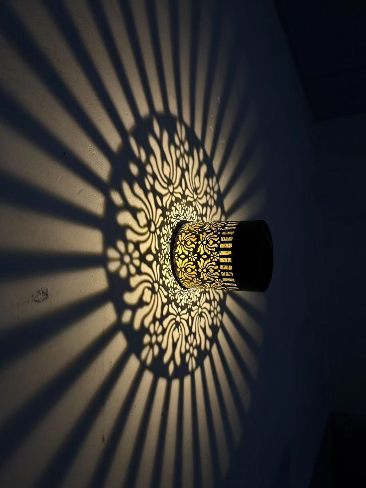 Applique murale extérieure à projection de soleil Mandala avec boîtier en métal à motifs et capteur automatique du crépuscule à l'aube